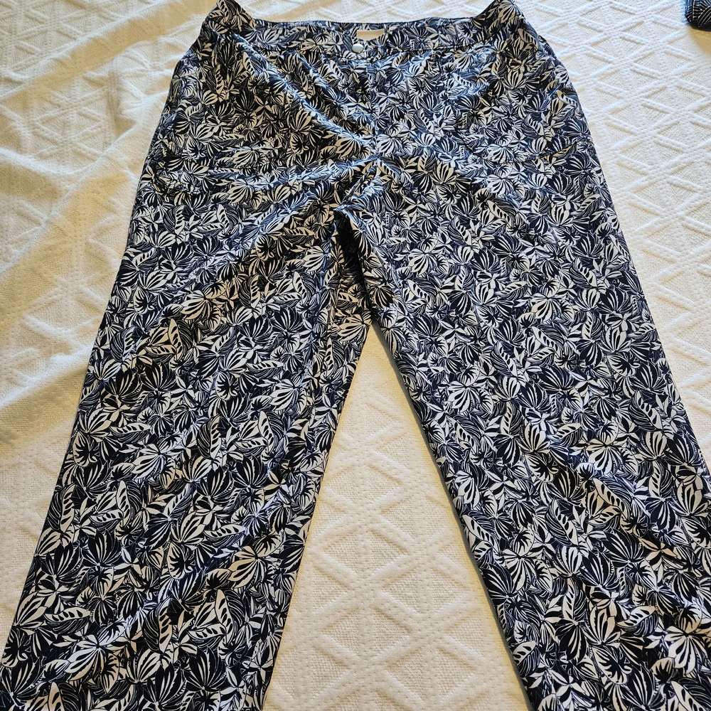 Chico's Navy and White Patterned Capris